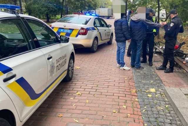 В центре Львова в парке трое мужчин устроили стрельбу