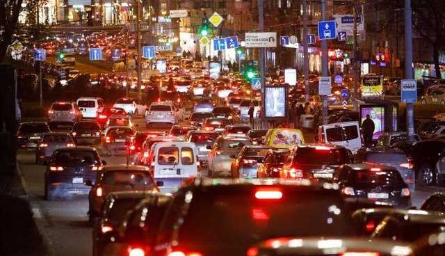 Киев перед длинными выходными сковали пробки