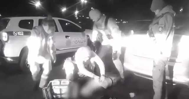 Появились кадры реанимации Полякова. В МВД рассказали о загадочных катетерах