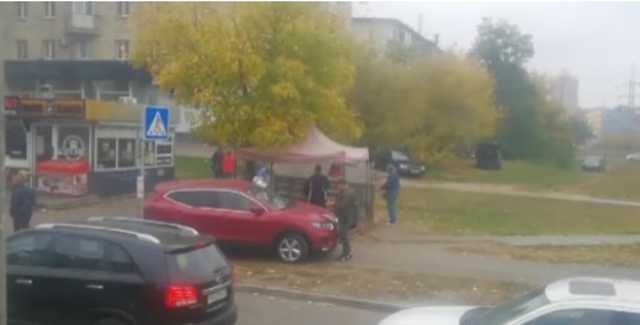 В Киеве прохожий ополчился на водителя за езду по тротуару