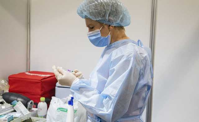 Вакцинация в Украине идет вдвое медленнее, чем по плану. Что делать?