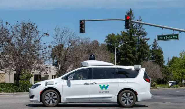 В США беспилотные машины Google по неизвестной причине ежедневно приезжают на тупиковую улицу