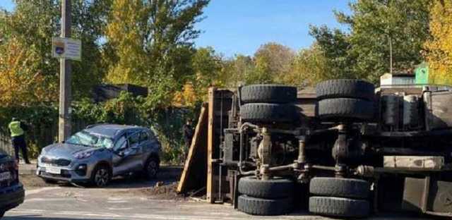 В Киеве из-за отказа тормозов у фуры произошло сокрушительное ДТП: жуткое видео