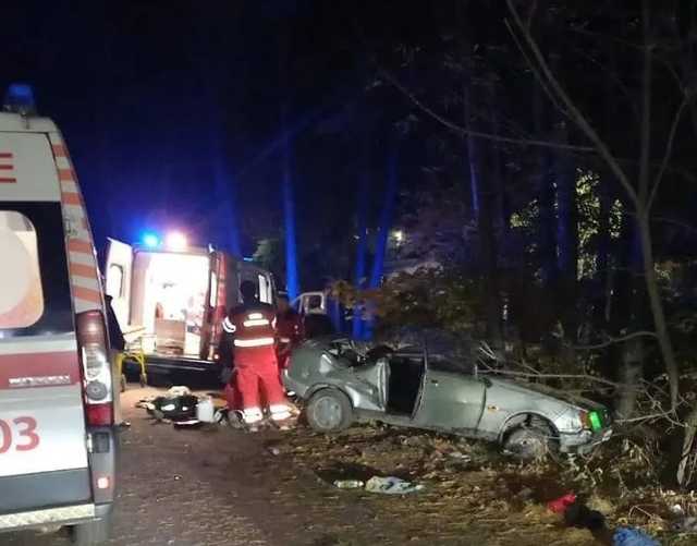 Под Киевом авто перевернулось и влетело в дерево: погибла пассажирка