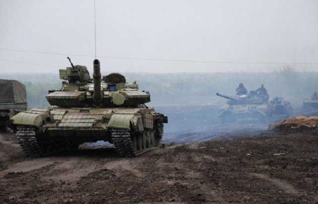 Боевики стянули к линии разграничения танки, гаубицы и бронемашины