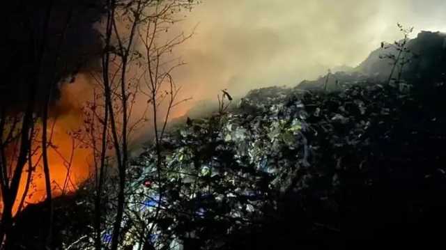 Под Ровно уже восемь часов пылает мусорный полигон коммунального предприятия