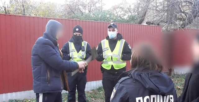 Под Киевом мужчина топором едва не убил многодетную мать