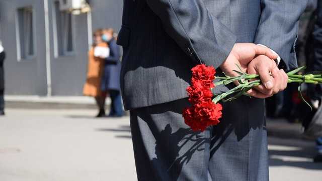 В Киеве на Байковом очередь из похоронных автобусов: большинство умерших – от COVID-19