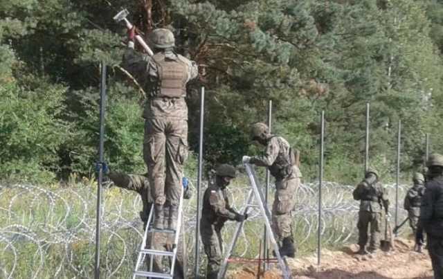 Польша почти вдвое увеличила численность военных на границе с Беларусью