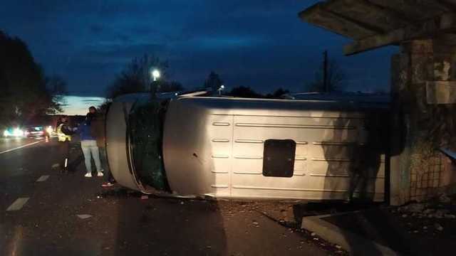 Бус с людьми на Прикарпатье столкнулся с легковушкой и перевернулся