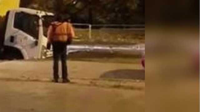 Аварийный автомобиль ушел под асфальт: ночью кипяток залил одну из улиц Киева