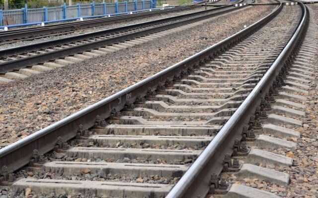 В сети появилось видео момента, как девушку сбил поезд под Харьковом