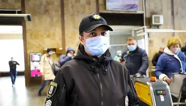 В киевском метро полицейская с помощью дефибриллятора спасла жизнь мужчине