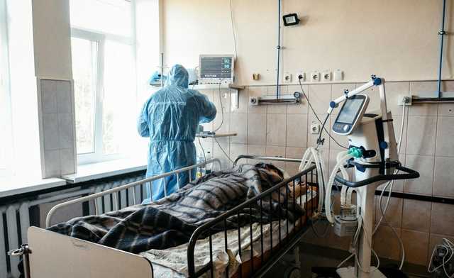 Врач Александровской больницы о пациентах с коронавирусом: 99% тяжелых больных – непривиты