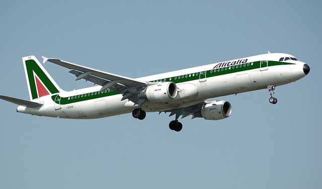 В Италии стюардессы разделись в знак протеста из-за ухудшения условий труда