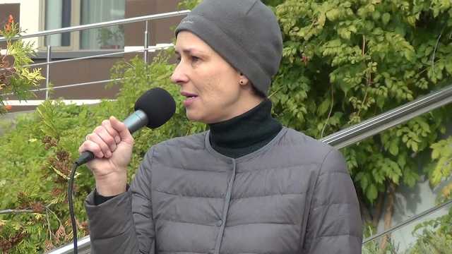 Фанатка "Л/ДНР" Чичерина устроила концерт под офисом ОБСЕ в Донецке