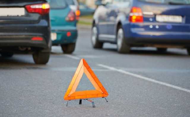 Под Киевом столкнулись две легковушки: водитель погиб, его жена и дети пострадали