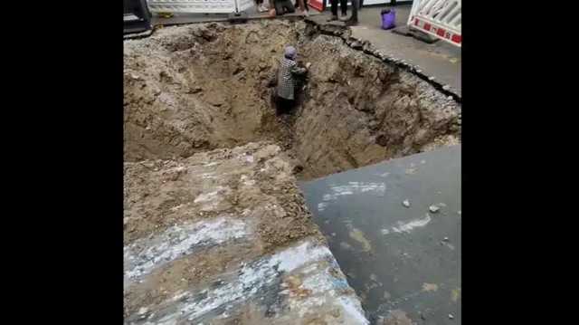 В Киеве пенсионерка упала в гигантскую яму, которую вырыли коммунальщиками