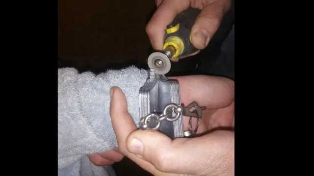 В Киеве студентка ночью надела наручники. Спасателям пришлось снимать их болгаркой