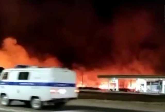 В России из-за поджога травы огонь добрался до АЗС: апокалиптическое видео