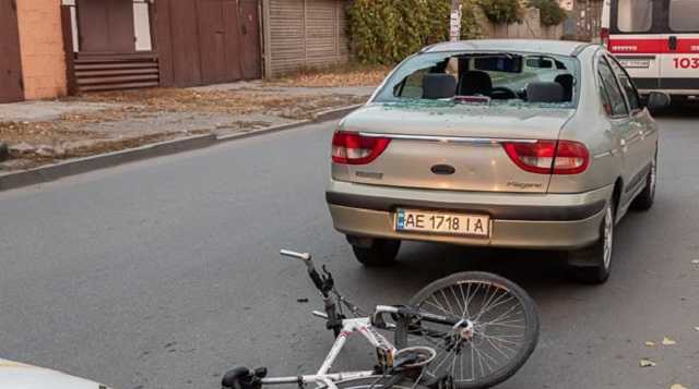 В Днепре велосипедист протаранил головой иномарку
