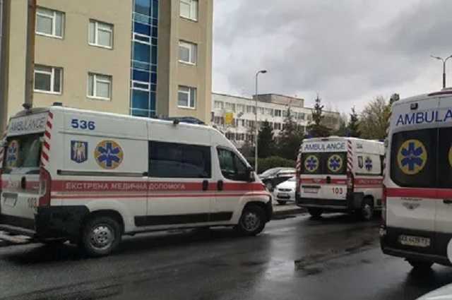В Киеве женщина выпала из окна COVID-отделения больницы и погибла на месте