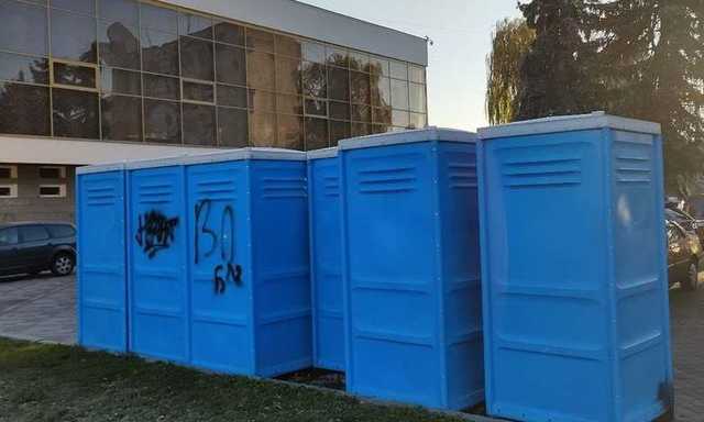 У драмтеатра в центре Луцка хулиганы перевернули биотуалет с мужчиной внутри