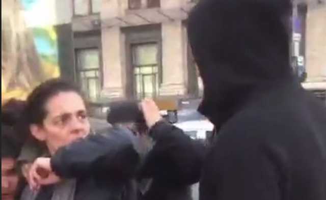 В центре Киева мужчина избил группу ромов "за воровство"