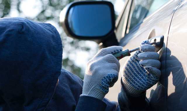 В Одессе задержали воров, которые снимали зеркала с элитных авто