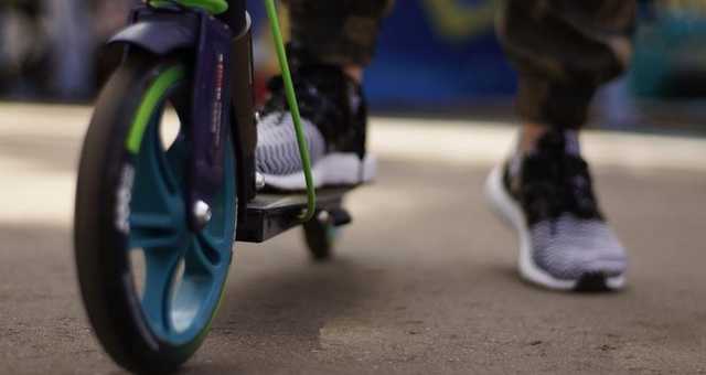 В Днепре мужчина на электросамокате устроил тройное ДТП и сбежал