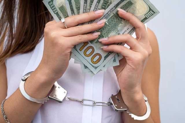 Чиновник Президента прикрывает жену, погоревшую на банковской афере