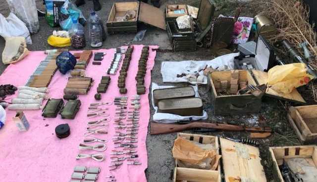 На Донбассе задержали полицейского за торговлю оружием из зоны ООС