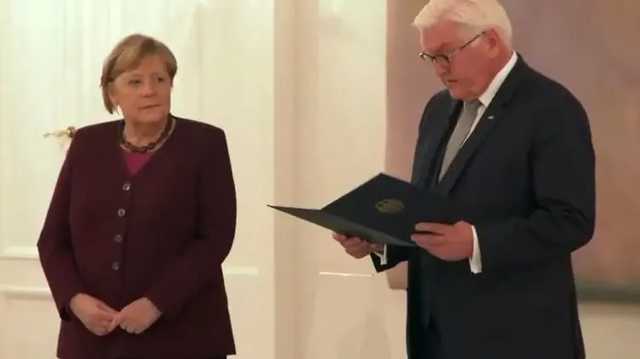 Меркель вручили уведомление об окончании ее полномочий на посту канцлера