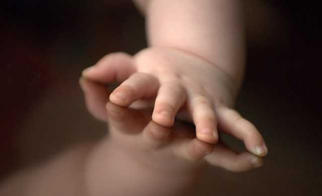 Играл с топором: на Киевщине четырехлетний мальчик покалечил маленькую сестру