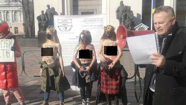 Под Радой голые активистки требовали прекратить "тарифный геноцид"