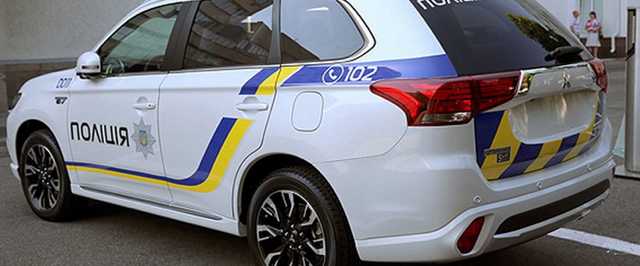 В Киеве тиктокер решил украсть колпачки из полицейского авто