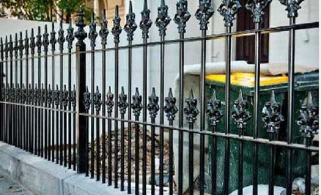 Шматок заліза застряг у животі: під Одесою дитина напоролася на гострий паркан