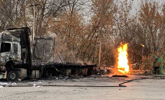 В Харьковской области уже 14 часов не могут потушить пожар на АЗС