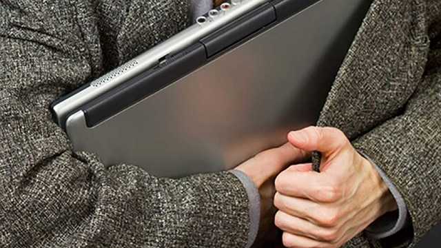 У Києві вчитель відніс до ломбарду 19 шкільних ноутбуків