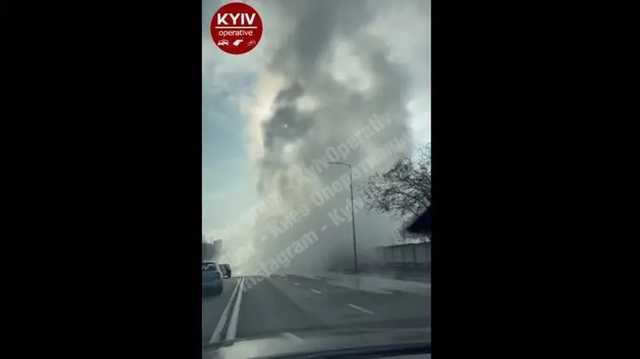 В Киеве из-под нового асфальта забил гигантский фонтан кипятка