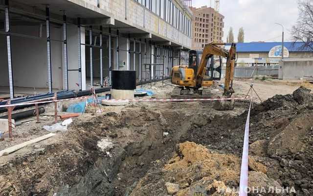 В Ровно строителя засыпало землей: коллеги успели его откопать