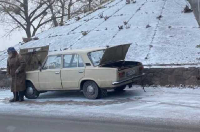 Просит деньги на карту: на дорогах Киева заметили опытного мошенника на авто