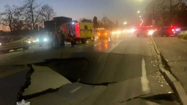 На левом берегу Киева провалился асфальт. Образовалась пробка
