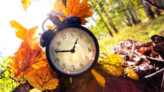 Сегодня Украина переходит на зимнее время. Когда переводить часы
