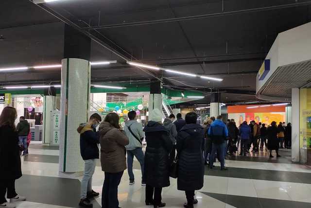 Украинцы застряли в очередях на вакцинацию от COVID-19 накануне локдауна