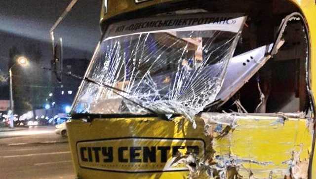 В Одессе грузовик столкнулся с трамваем