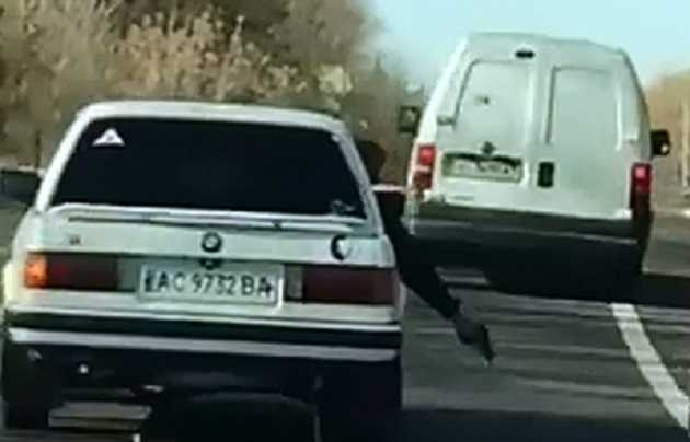 У Луцьку пасажир BMW їхав з пістолетом в руці