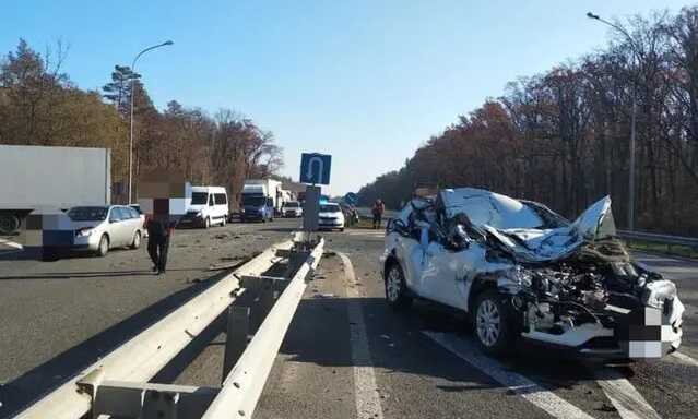 Под Киевом легковушка влетела в грузовик