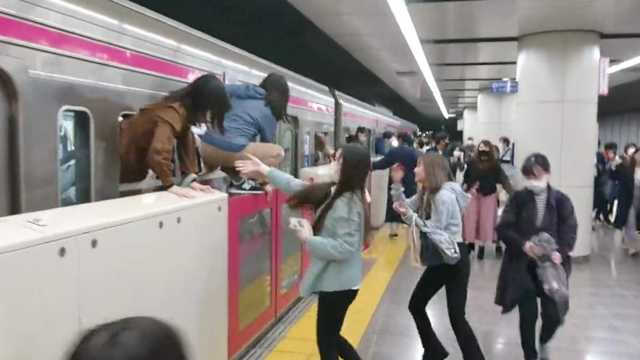 В метро Токио мужчина с ножом напал на пассажиров: видео с места ЧП
