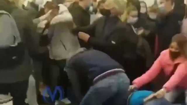 В Киеве в пункте вакцинации ожидающие прививку устроили масштабную драку